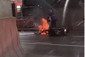 Человек в огне: Пассажиры Бангкока остались в шоке, когда разворачивается ужас