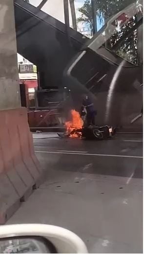 Человек в огне: Пассажиры Бангкока остались в шоке, когда разворачивается ужас