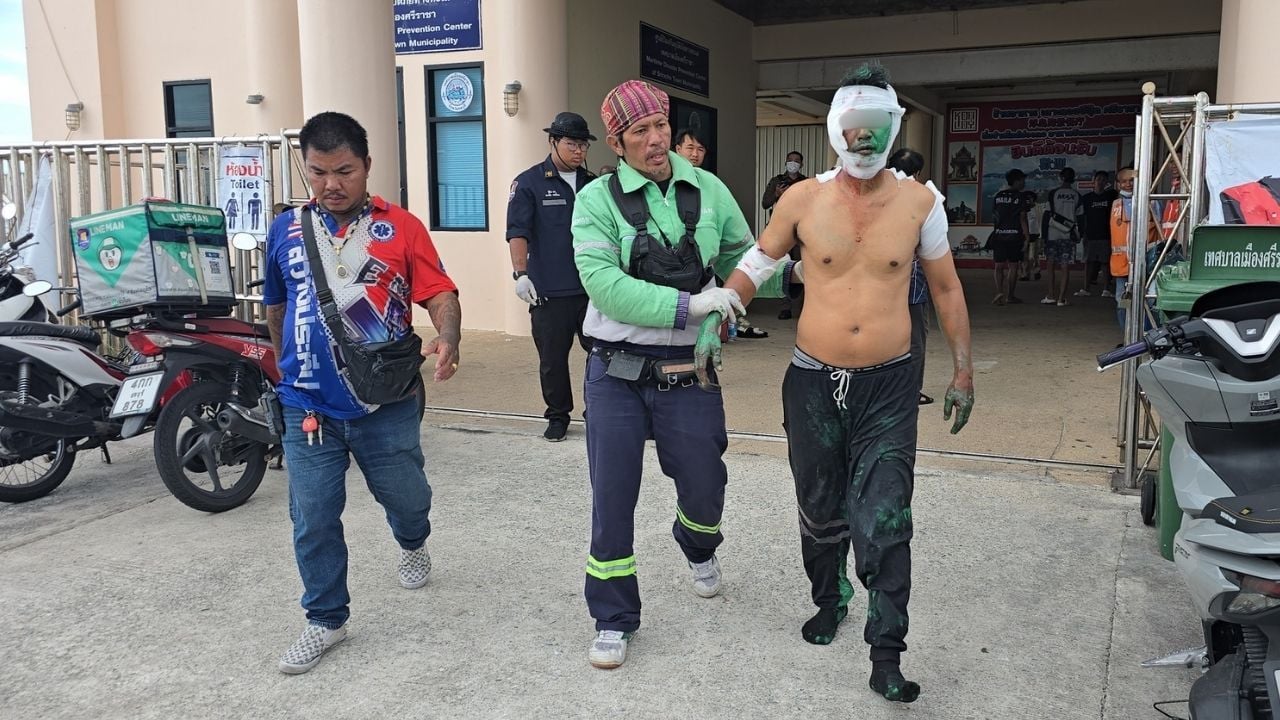 Шофер лодки Чонбури намазывает краску на соперника, избивает его ломом