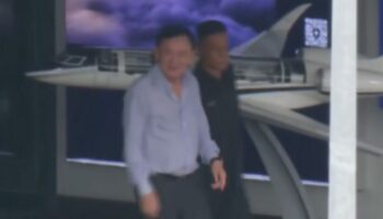 Экс-премьер-министр Таксин сдержал обещание и приземлился в Бангкоке перед днем суда
