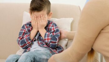 Facebook вызывает переполох из-за работы опекуна детей с зарплатой 45,000 бат