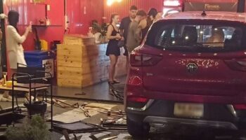 MG седан врезается в магазин в Чиангмае, едва не сбив туристов