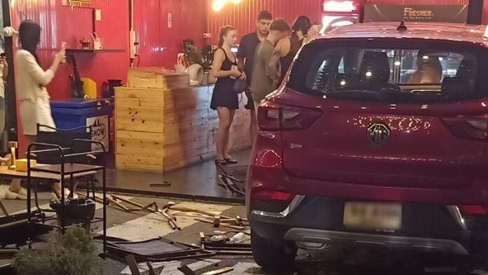 MG седан врезается в магазин в Чиангмае, едва не сбив туристов