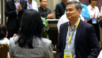 Абхисит без opposition возвращается на пост лидера Демократической партии с поддержкой более 96%