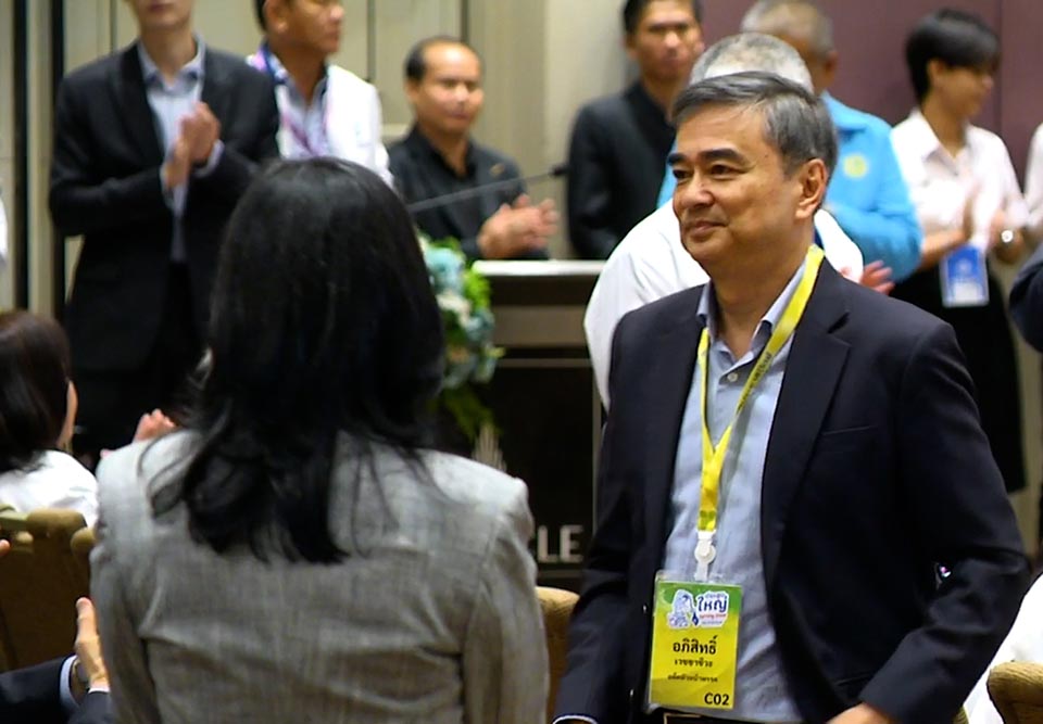 Абхисит без opposition возвращается на пост лидера Демократической партии с поддержкой более 96%