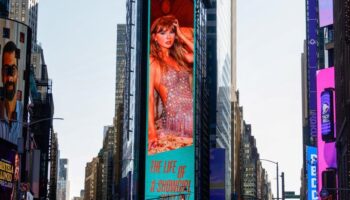 Абхисит, вдохновленный Тейлор Свифт, восстанавливает авторитет демократов