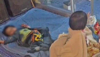 Бездомная женщина оставляет двух дочерей и убегает от полиции