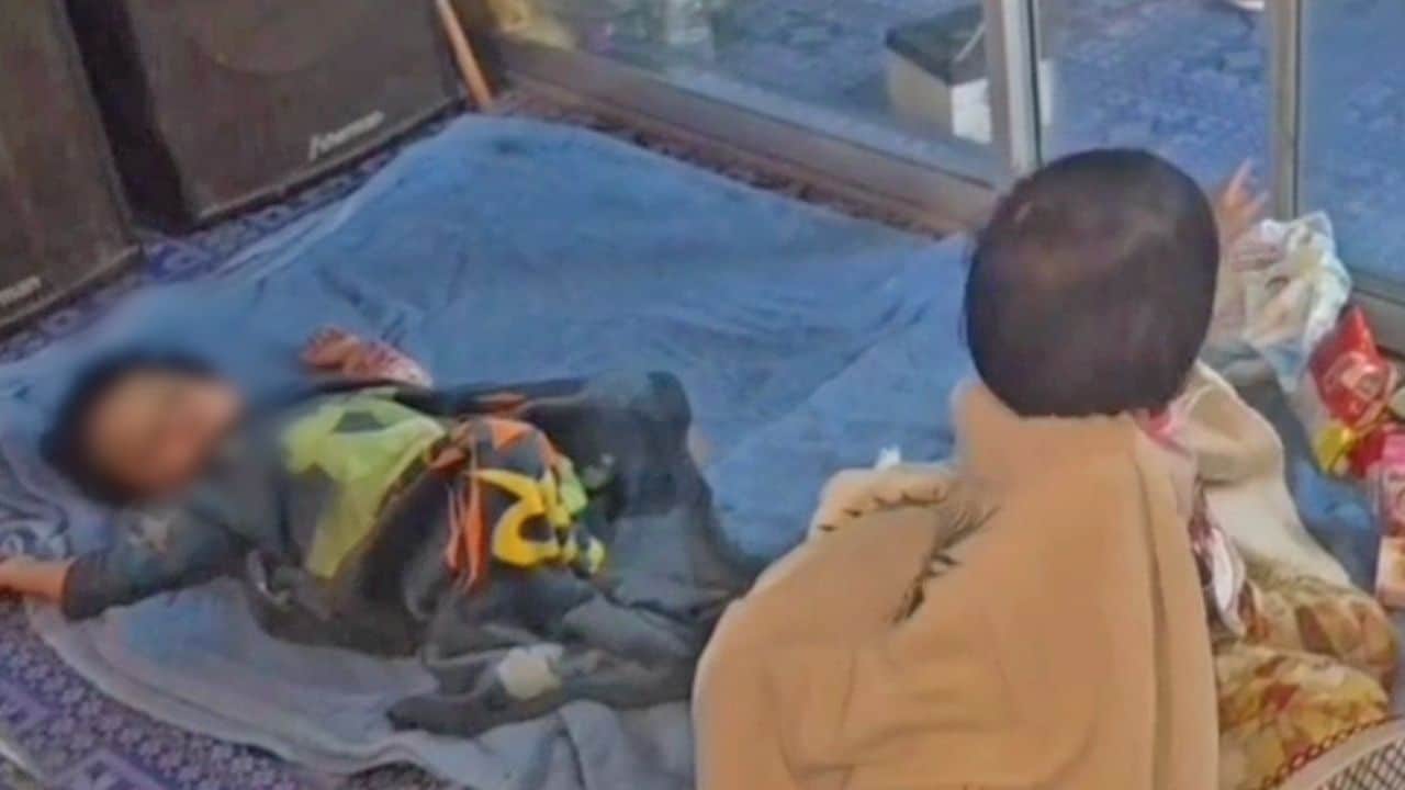 Бездомная женщина оставляет двух дочерей и убегает от полиции