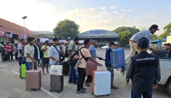 Более 800 человек бегут в Таиланд, так как Мьянма проводит рейд наCompound мошенничества