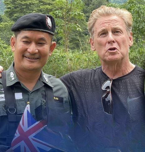 Британский актер прилетел, чтобы поднять моральный дух на пограничном посту Трат