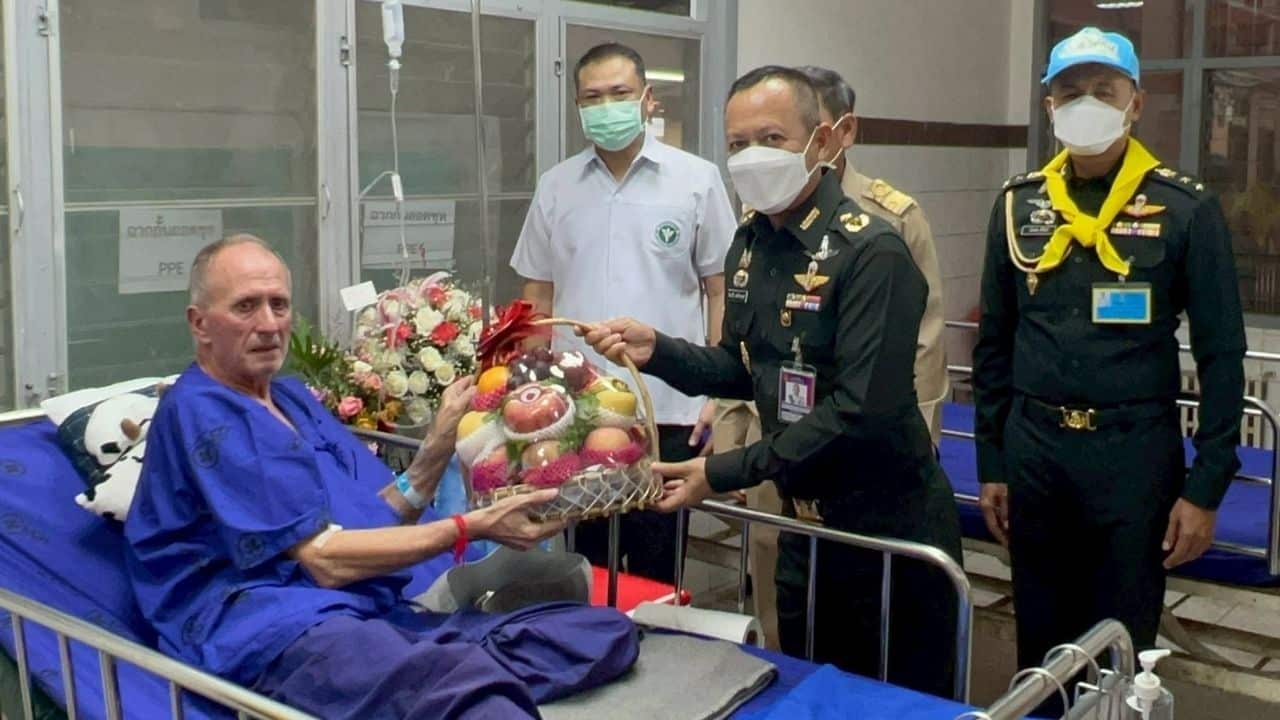 Британский спасатель из пещеры, восстанавливающийся от пневмонии в больнице Чианграй