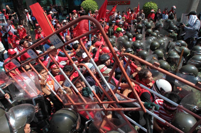 Бывшие красные рубашки приговорены к тюремному заключению за протесты 2010 года