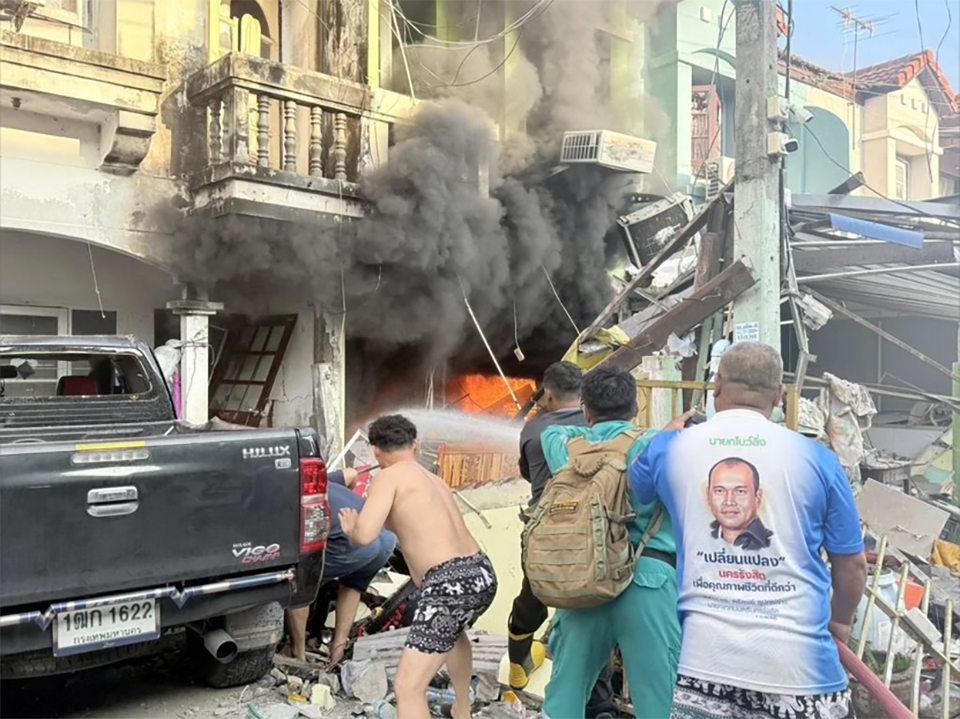 Взрыв газа разрушил дом в Патум Тани, убив одного человека и ранив семерых.