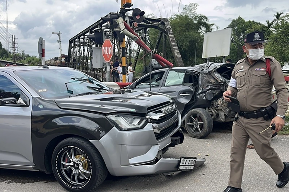 Водитель пронзает барьер поезда, автомобиль сбивается поездом и врезается в припаркованный пикап.