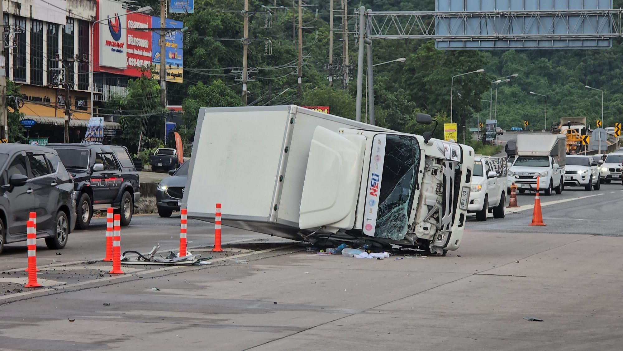 Грузовик перевернулся на мокрой дороге в Сри Рача, водитель получил травмы