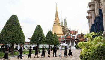 Данная дань уважения продолжает поступать для покойной королевы