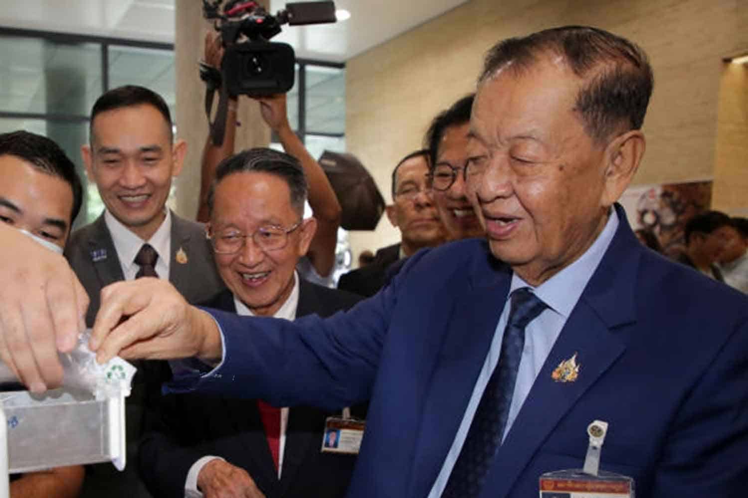 Знаменитый найм полиции ставит спикера тайского парламента в трудное положение