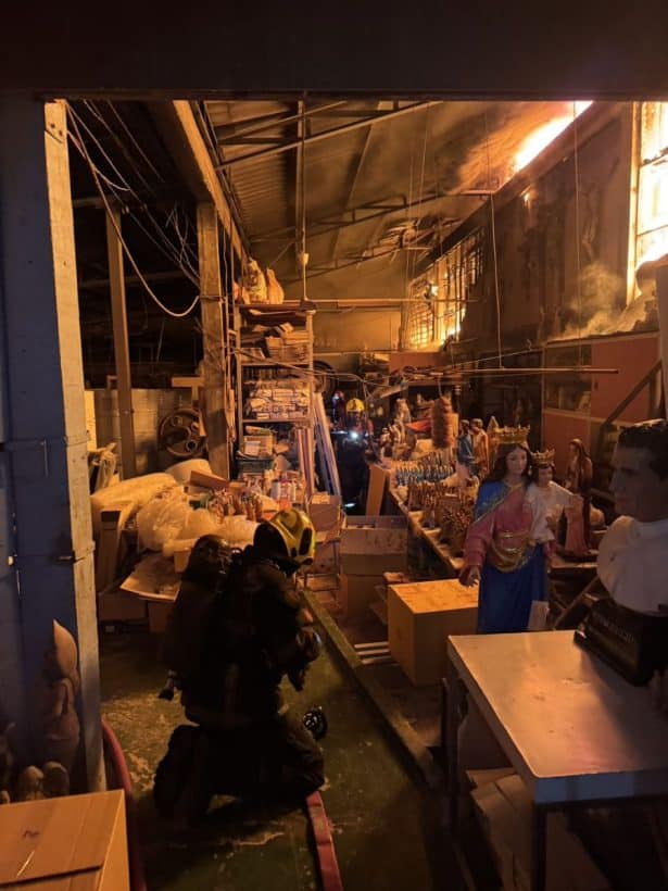 Иисус в огне: Пламя охватывает фабрику идолов в Бангкоке