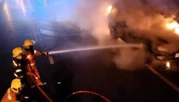 Иностранец спасается от пылающего автопожара на обочине дороги на Пхукете