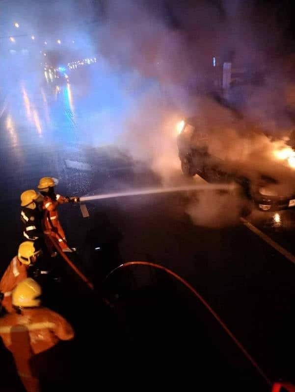 Иностранец спасается от пылающего автопожара на обочине дороги на Пхукете
