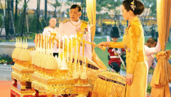 Их Величества Король и Королева почитают покойного Короля Пхумипона в день Наваминдра Махараджа