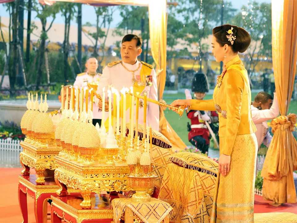 Их Величества Король и Королева почитают покойного Короля Пхумипона в день Наваминдра Махараджа