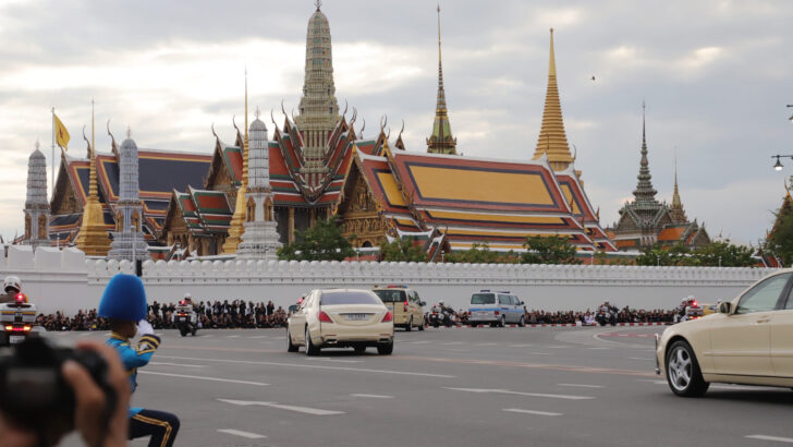 Королевская urna королевы Сирикит экспонируется для общественного поклонения