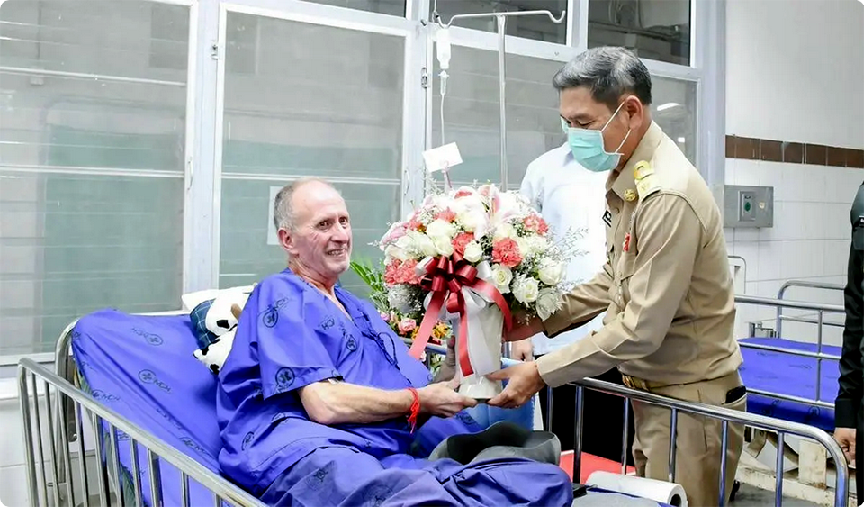 Король и королева предоставляют королевскую патрону британскому спасателю пещер Вернону Ансворту.