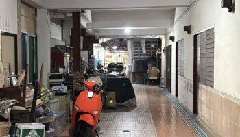 Лаосская женщина выжила после жестокого нападения в результате рейда в номере в Паттайе