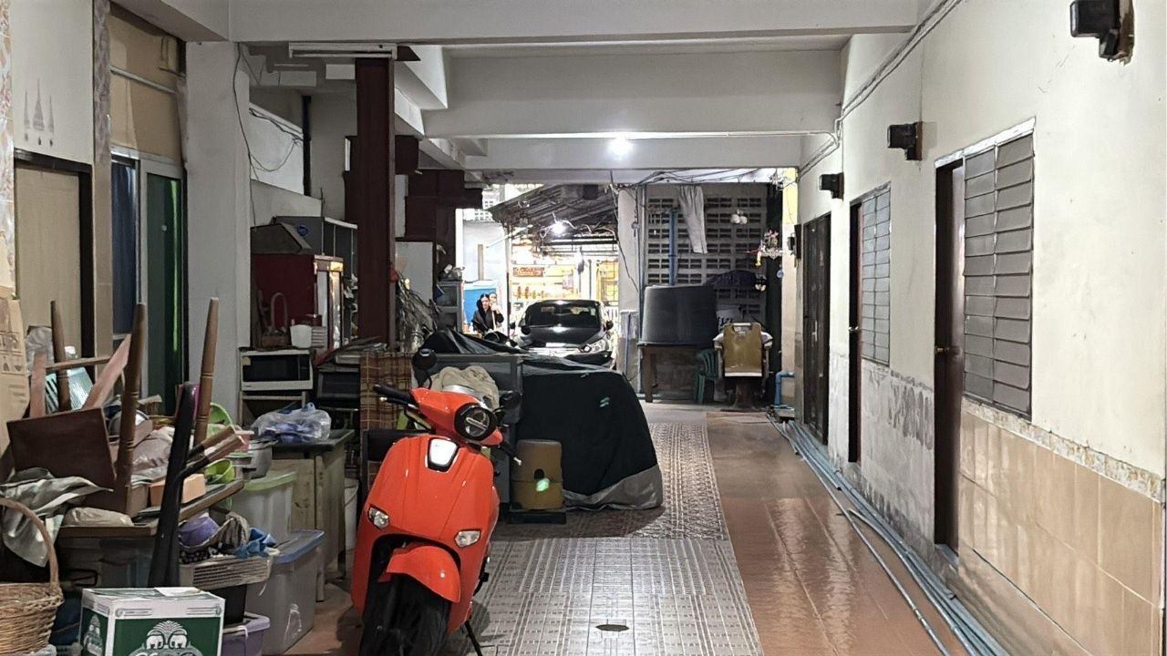 Лаосская женщина выжила после жестокого нападения в результате рейда в номере в Паттайе