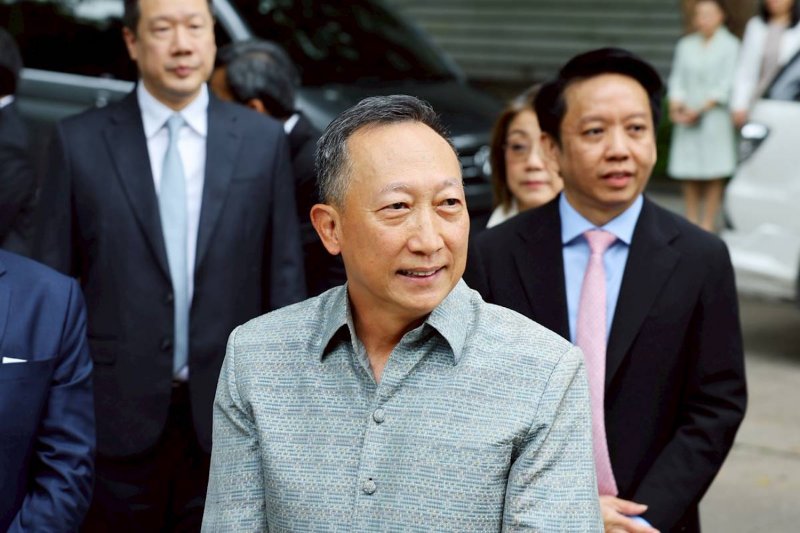 Министр под давлением из-за отчетов о мошенничестве