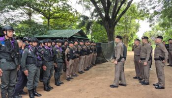 Национальный начальник полиции посещает пограничный пост Са Каео для поддержки военных операций