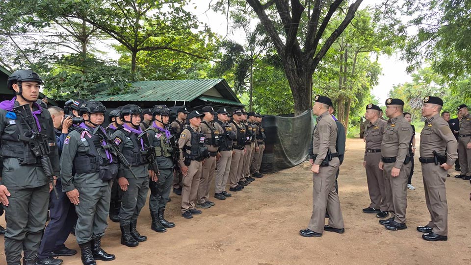 Национальный начальник полиции посещает пограничный пост Са Каео для поддержки военных операций