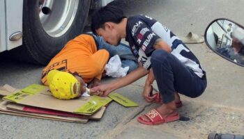 Нога мотоциклиста раздавлена в аварии с туристическим автобусом в Паттайе