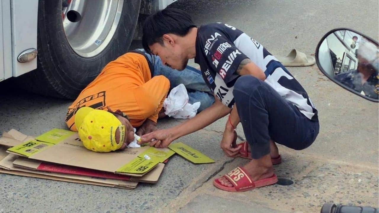 Нога мотоциклиста раздавлена в аварии с туристическим автобусом в Паттайе