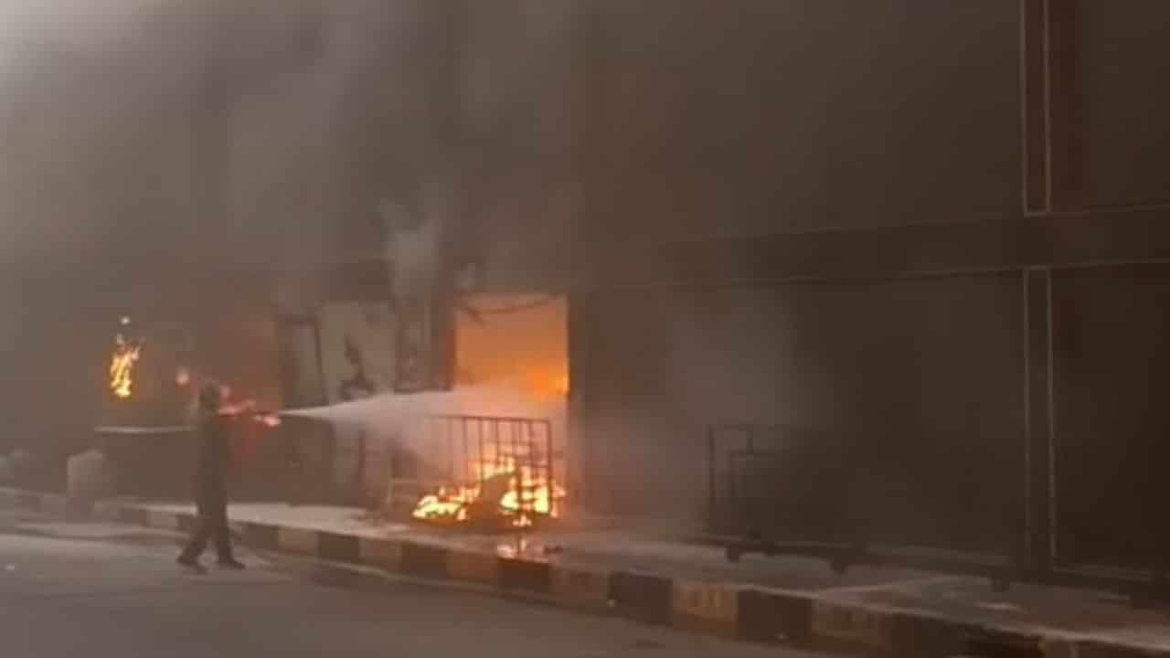 Огонь охватил ресторан в развлекательном комплексе RCA в Бангкоке