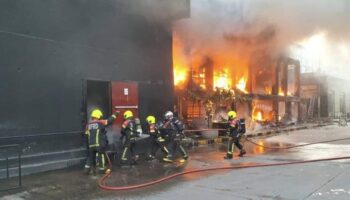 Огонь охватил склад на маршруте 66, но пощадил основное место проведения мероприятий