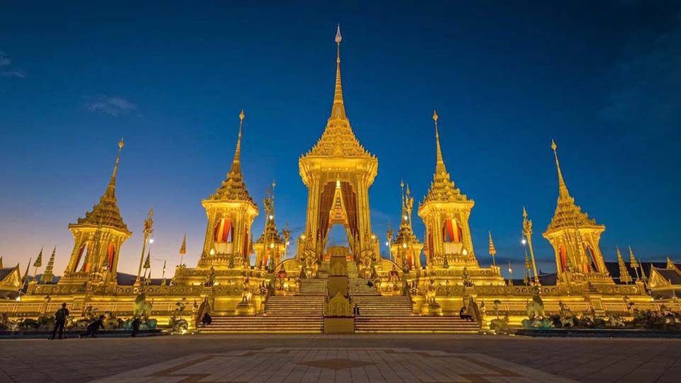 Отдел изобразительных искусств начинает разработку королевского крематория для королевы Сирикит, матери королевы.