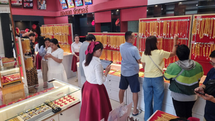 Поддельные ювелирные магазины наблюдают за растущими продажами, так как цены на настоящее золото достигают рекордных уровней