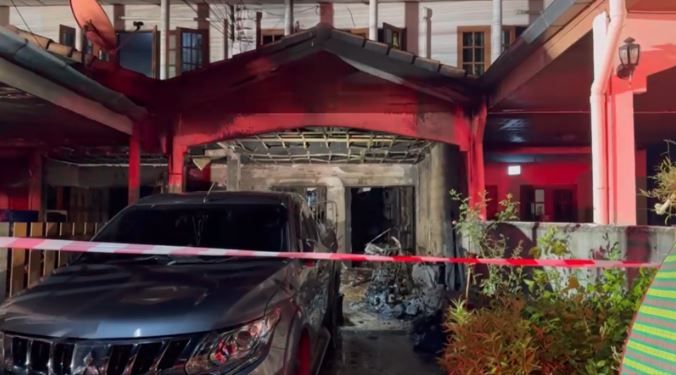 Пожар в доме в Раяонге унес жизни 7 человек, так как семья оказалась trapped в огне (видео)