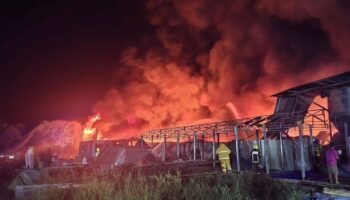 Пожар на пластиковой фабрике в Бангкоке заставил рабочих спасаться бегством