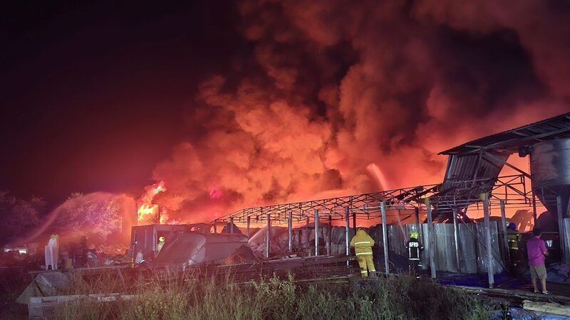 Пожар на пластиковой фабрике в Бангкоке заставил рабочих спасаться бегством