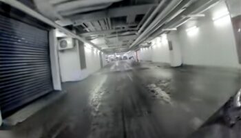 Покупатель в Бангкоке сломал кость на скользком полу, заявляет, что персонал отказался помочь