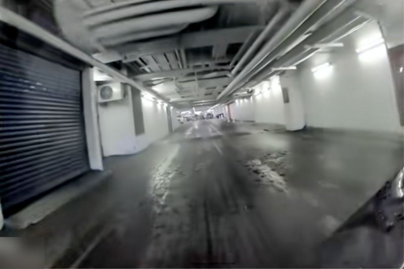 Покупатель в Бангкоке сломал кость на скользком полу, заявляет, что персонал отказался помочь