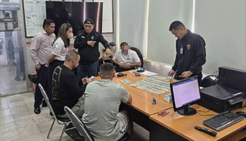 Полиция изымает фальшивые доллары на Ко Самуи, поскольку два израильтянина допрашиваются.