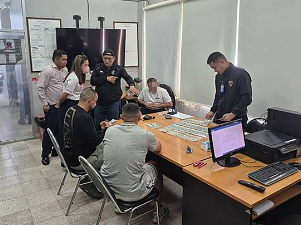 Полиция изымает фальшивые доллары на Ко Самуи, поскольку два израильтянина допрашиваются.