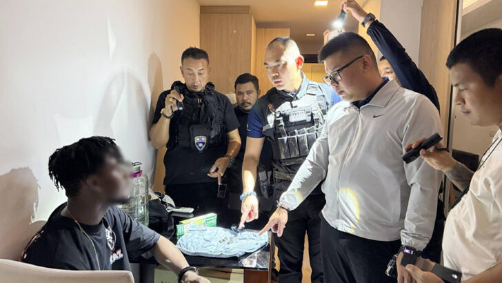 Полиция остановила нигерийского подозреваемого от того, чтобы он проглотил кокаин в Паттайе