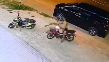 Полиция разыскивает мужчину, который украл мотоцикл и повредил магазины в Пхаттхалунге.