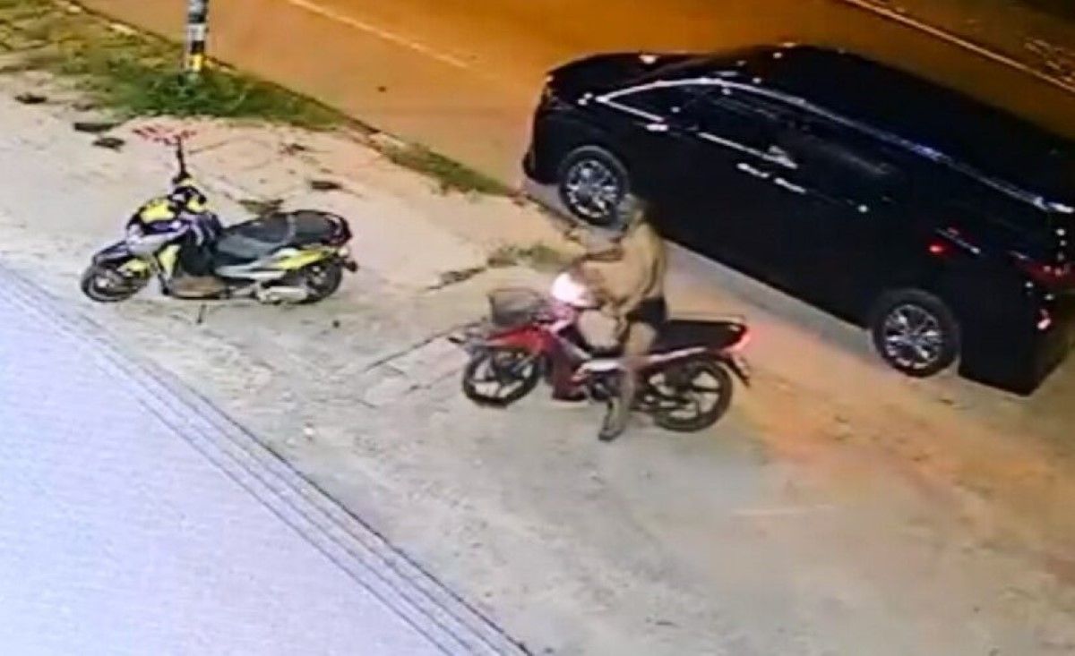 Полиция разыскивает мужчину, который украл мотоцикл и повредил магазины в Пхаттхалунге.