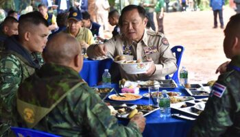 Премьер-министр Анутин делит обед с военнослужащими на таиландско-камбоджийской границе, призывая к победе